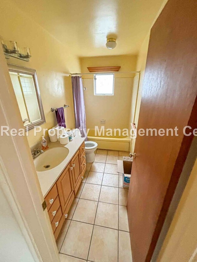 Building Photo - AVAILABLE JUNE - 4 Bed / 2 Bath Home locat...