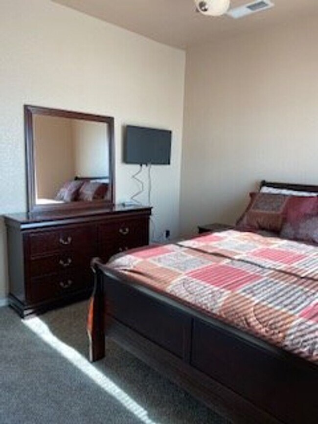 Building Photo - Fully Furnished: Beautiful 3 bedroom, 2 ba...