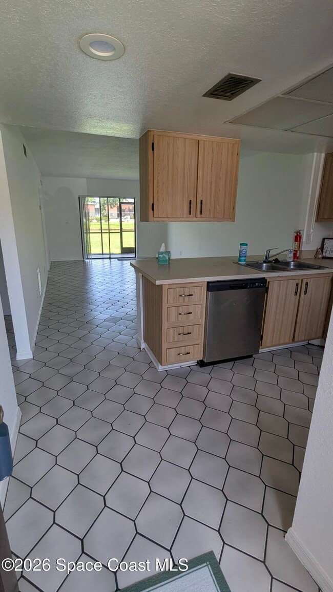 Building Photo - 1606 University Ln