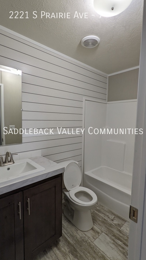 Building Photo - 2221 S Prairie Ave