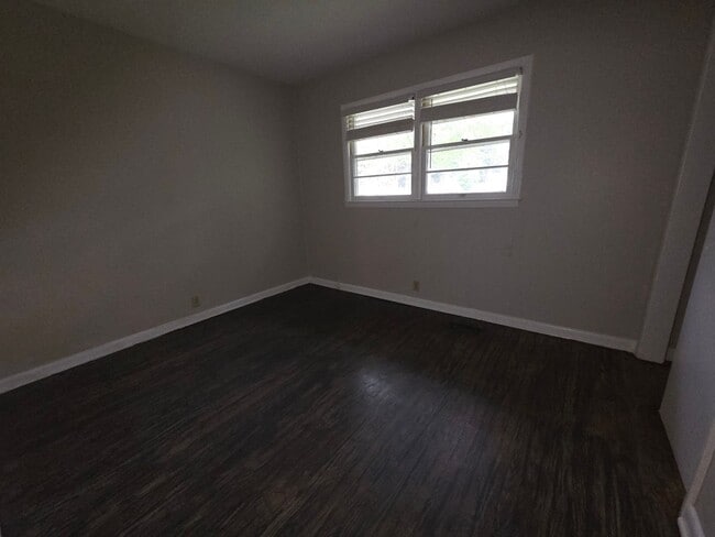 Building Photo - Renovated Kitchen, 3 BR / 3 BH home in Terry Sanford Area!