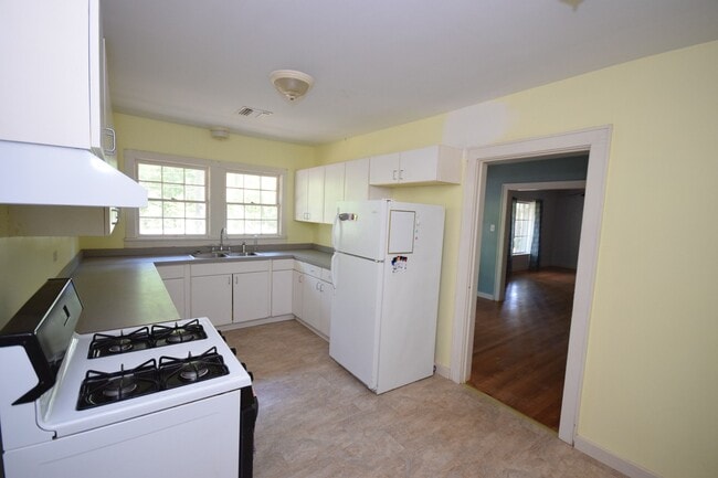 Building Photo - 3 Bed 2 Bath with Large Backyard Close to ...