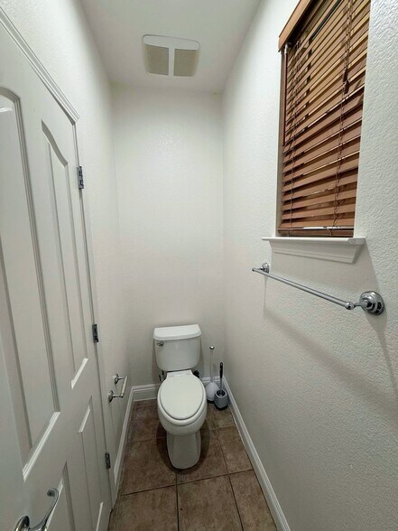 Building Photo - 5424 Knotty Pine Way