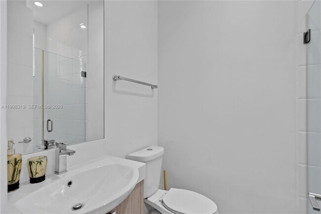 Building Photo - 435 Hampton Ln