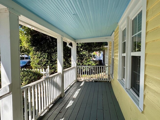Building Photo - Short Term available! Adorable renovated cottage! Walk or bike to campus, anywhere downtown.