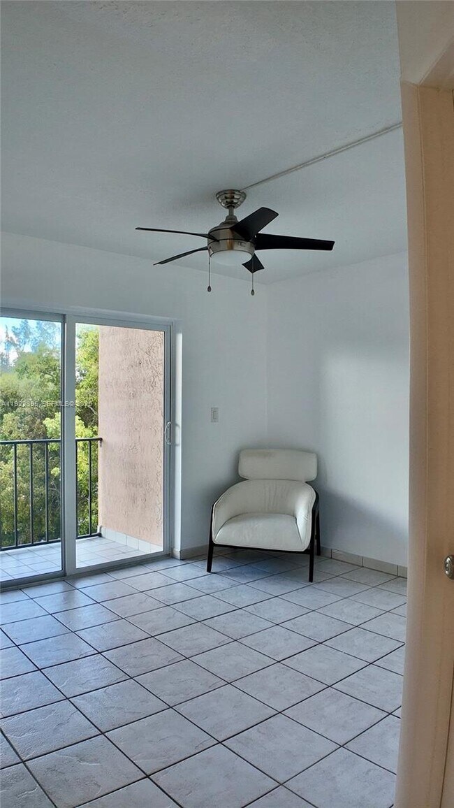 Building Photo - 325 NW 72nd Ave