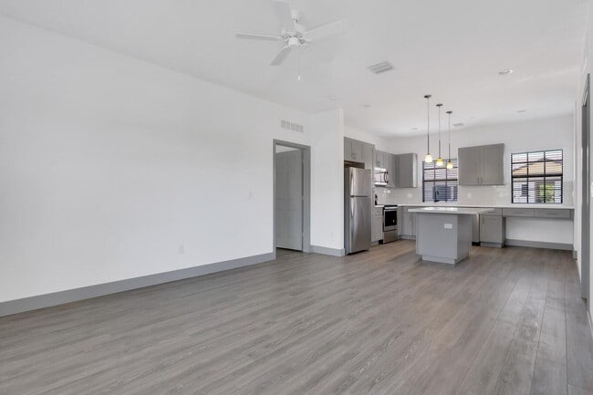 Building Photo - 600 NE 14th Ct