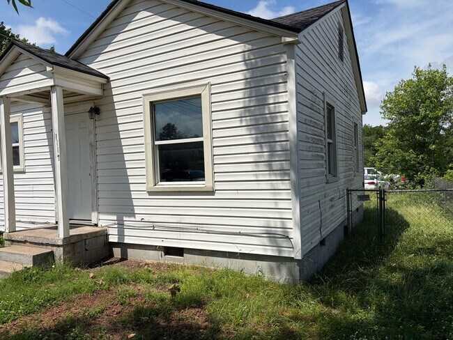 Building Photo - 2 Bedroom and 1 Bathroom House