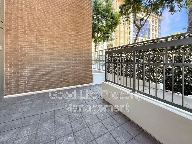 Building Photo - 300 W Beech St