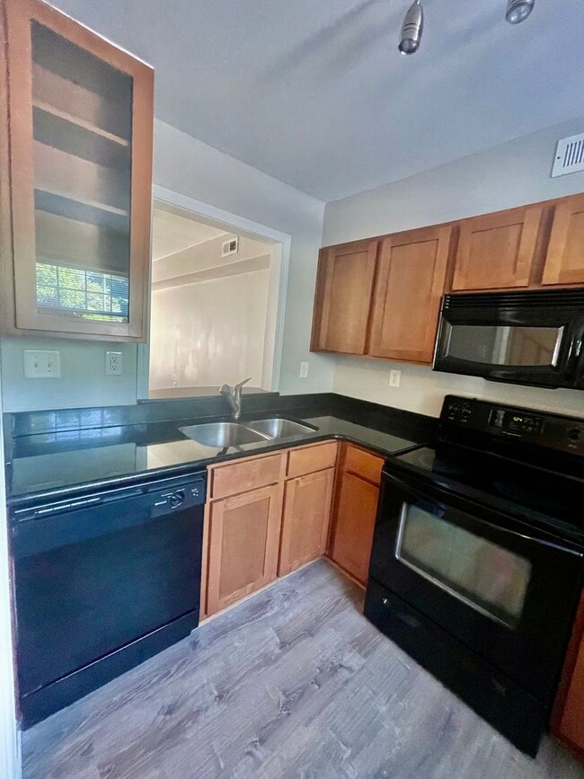 Building Photo - Must see this adorable 2 bedroom 1.5 bath ...