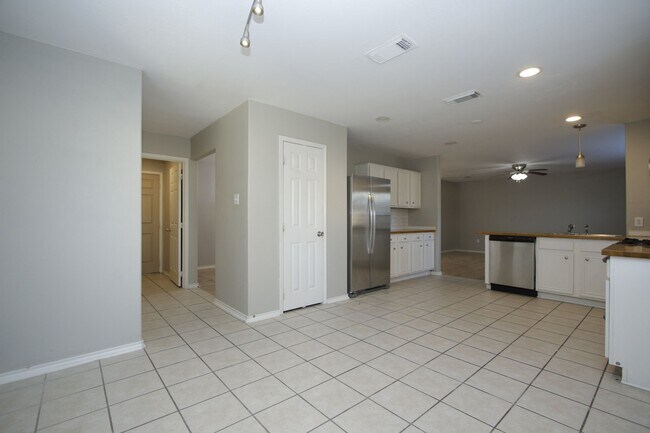 Building Photo - 18926 Piney Way Dr