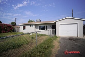 Building Photo - 3-Bedroom Home In East Bakersfield!