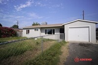 Building Photo - 3-Bedroom Home In East Bakersfield!