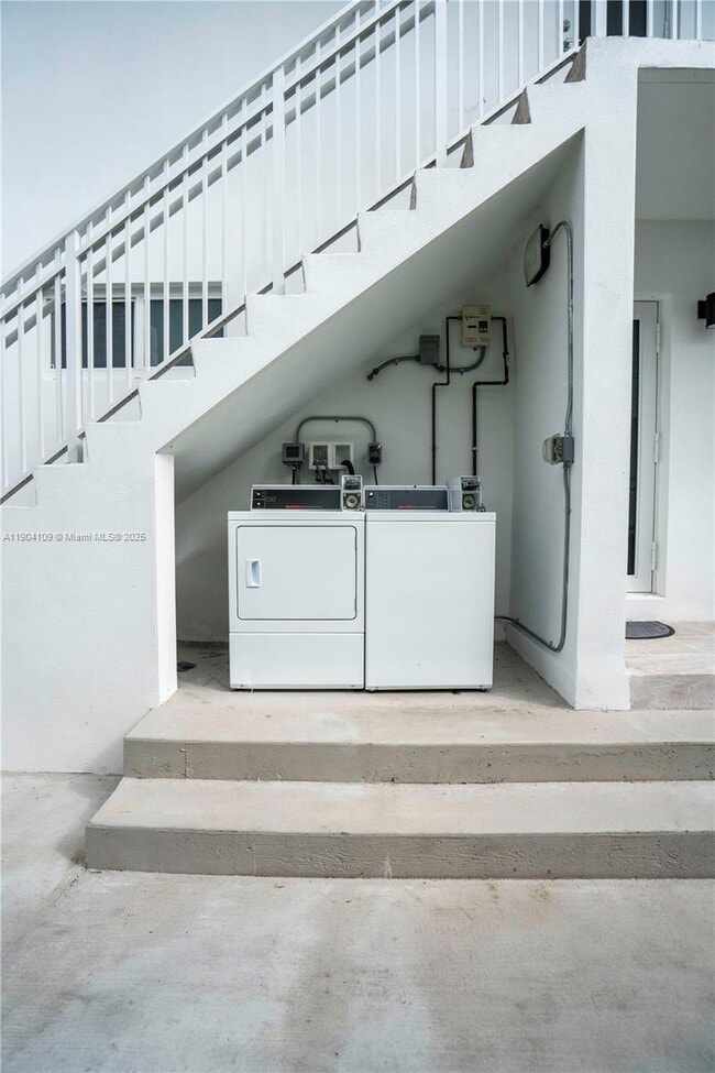 Building Photo - 1850 S Treasure Dr