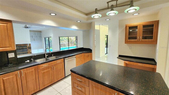 Building Photo - 3037 Crest Dr