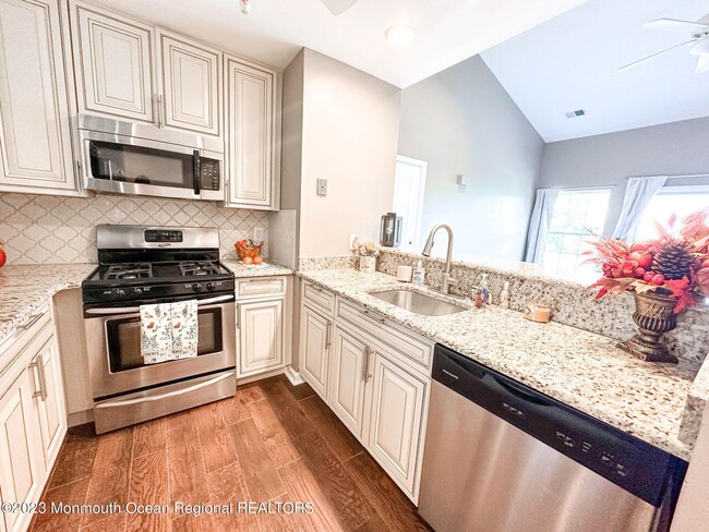 Building Photo - 2 Basset Ct