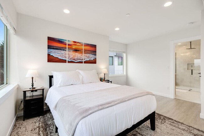 Building Photo - 823 NE 70th St