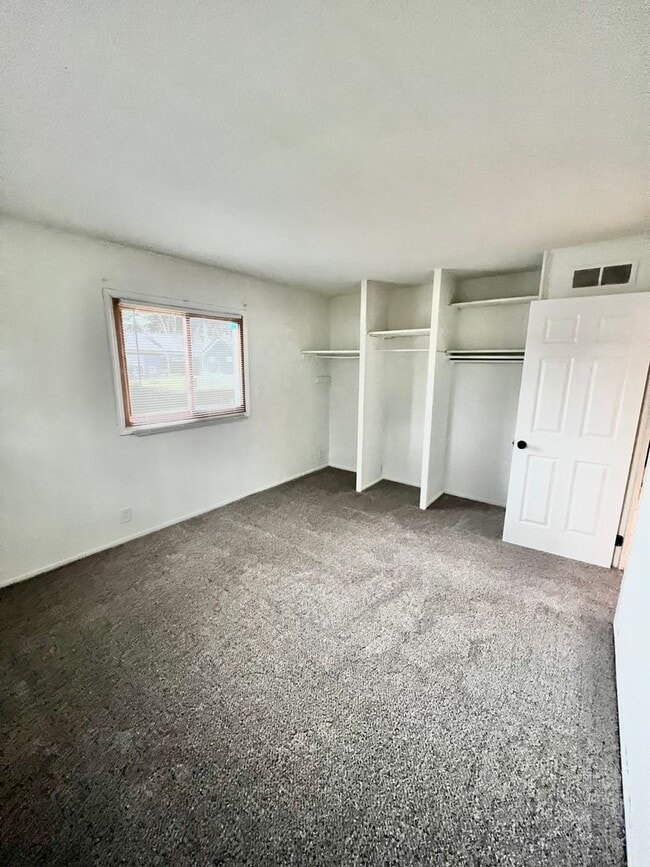 Building Photo - New Listing! 3 bedroom House!