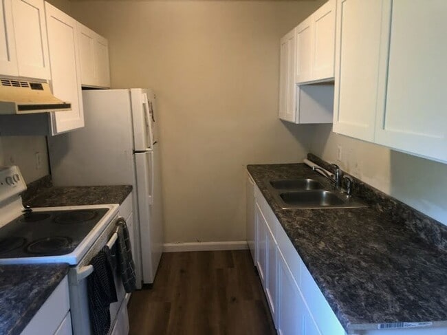 Building Photo - 2 Bedroom Duplex convenient to UNC!