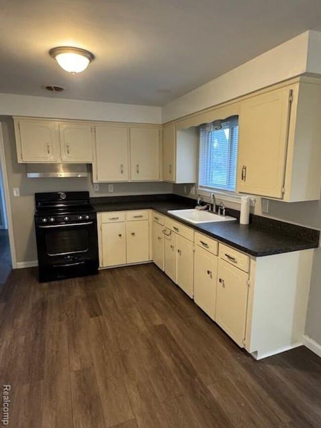 Building Photo - WELCOME TO THIS BEAUTIFULLY UPDATED, LIGHT-FILLED RANCH HOME IN TROY 4 BEDROOMS 2 BATHS SITTING O...