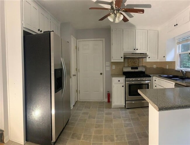 Building Photo - 5613 Spruce Ln