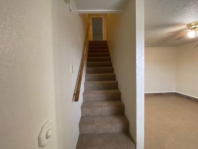 Building Photo - AVAILABLE NOW 2 BED 1.5 BATH TOWNHOME IN K...