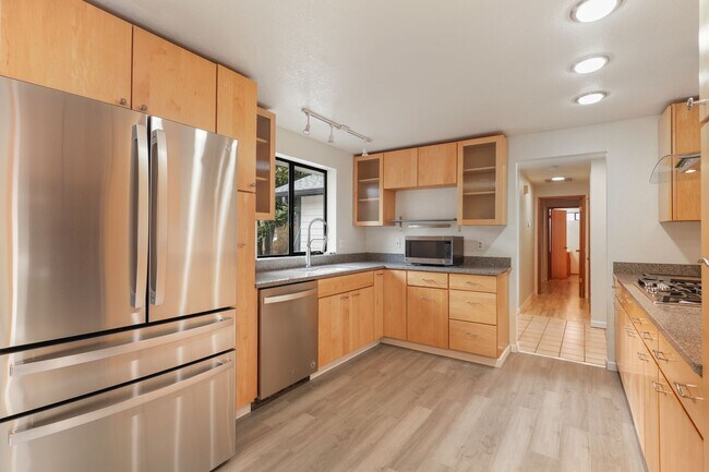 Building Photo - Move in ready, 3 bedroom rambler - Olympia School District