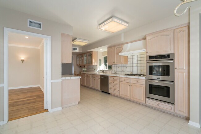Building Photo - 14972 Camarosa Dr