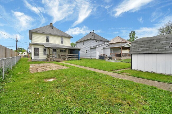 Building Photo - Large Single Family Rental - Available Now