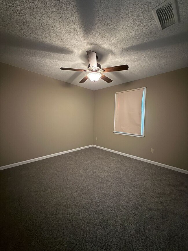 Building Photo - 2 Bedroom 1 Bath Townhome