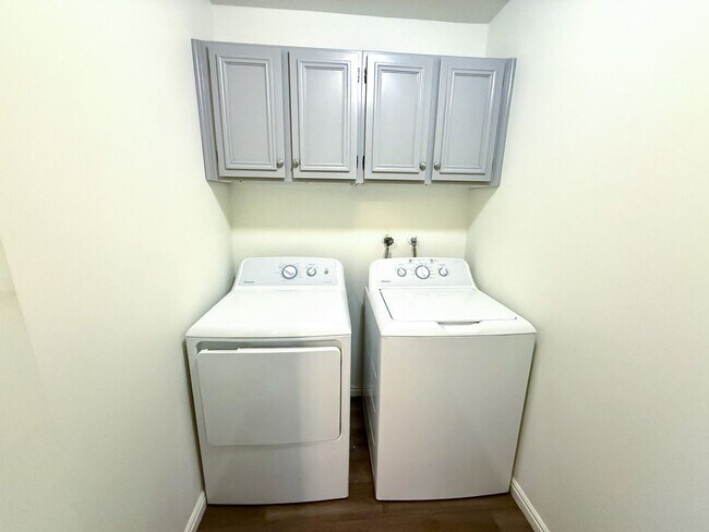 Building Photo - 300 W 2025 S