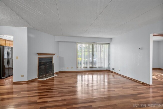 Building Photo - 451 Valley Dr