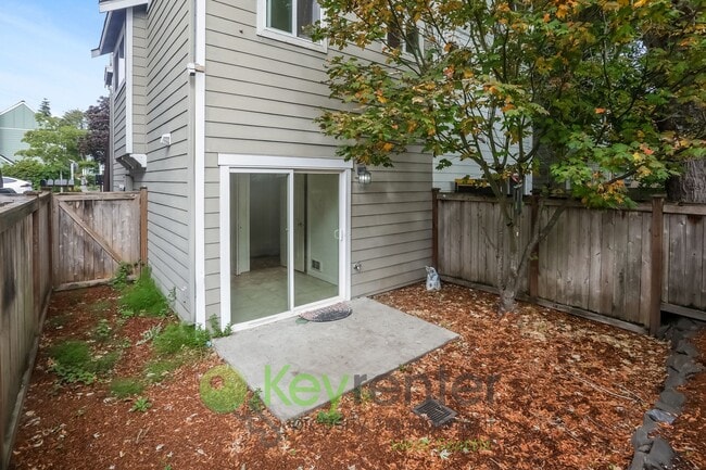 Building Photo - 3-Bedroom Beauty with Fenced Yard and Flex...