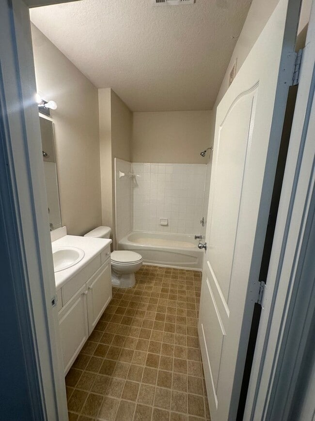 Building Photo - Lovely 2-bedroom, 2-bath condo available f...