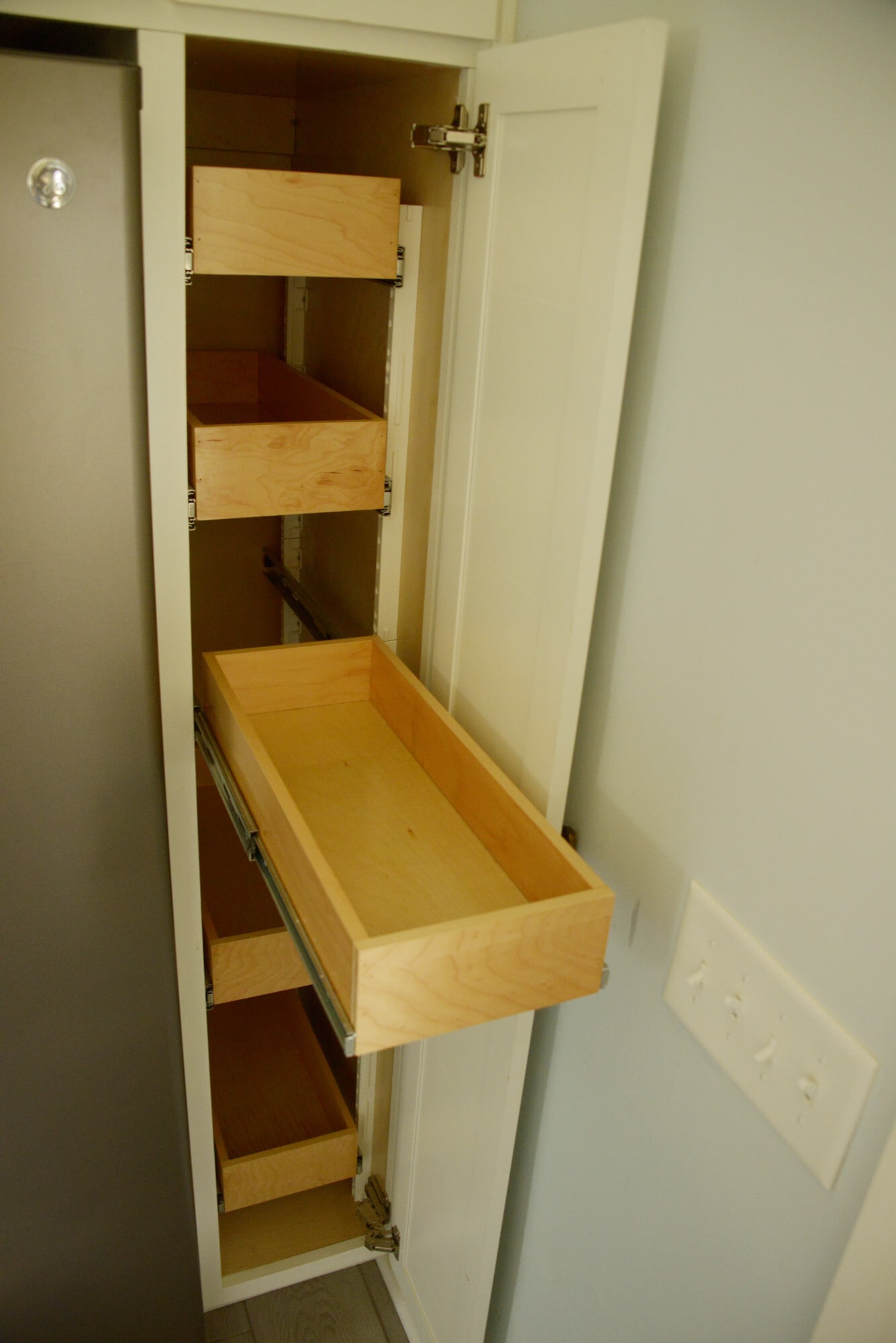 Refrigerator cabinet drawer pull-out - 251 Tanksley Ave