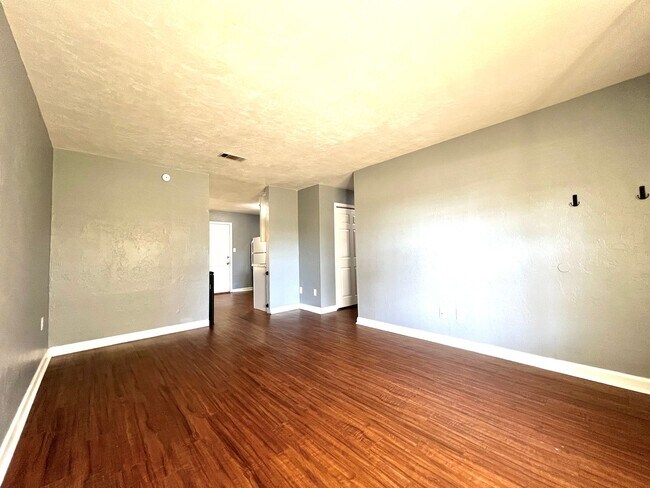 Building Photo - Super house on large private lot