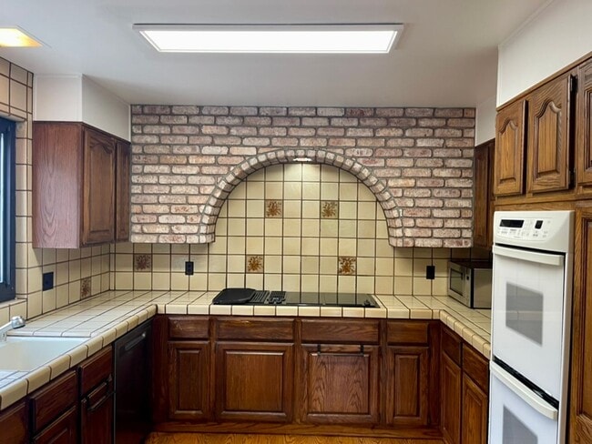 Building Photo - Indoor/outdoor living, spacious 4/2 on a quiet street in Mills Estates