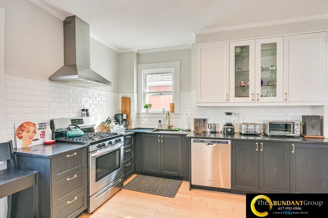 Building Photo - 44 Cottage St