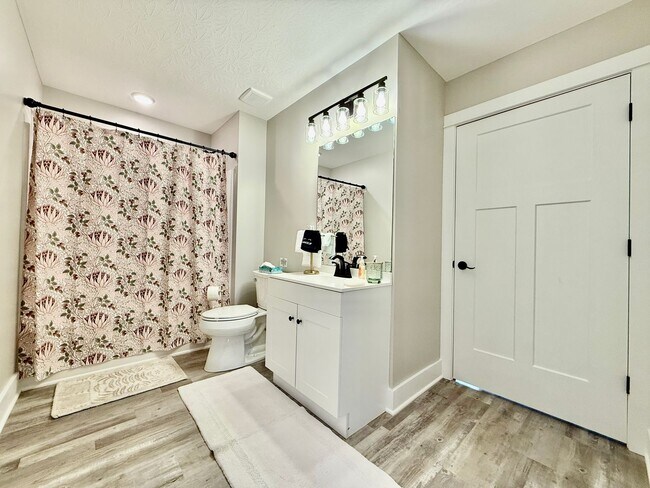 Building Photo - 5 Bed 3 Bath Home With Hot Tub In West Chester, OH