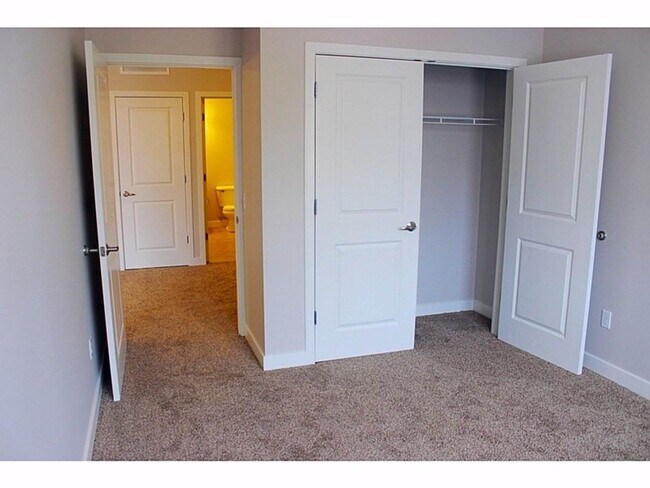 Building Photo - Eastwood Commons 1bd/1ba Condo - Available 6/1