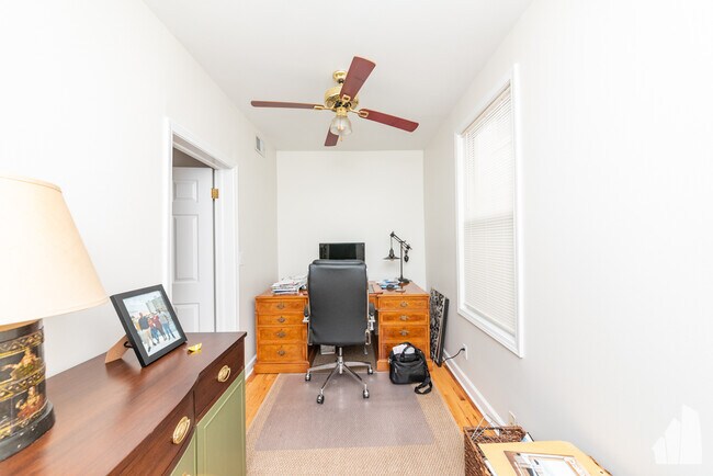 Building Photo - 2428 W Carmen Ave