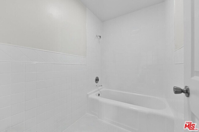 Building Photo - 1128 Irolo St