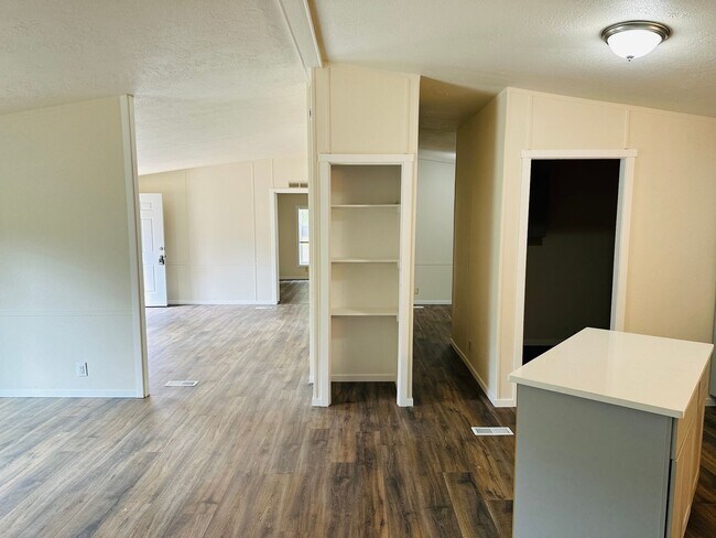 Building Photo - Newly Remodeled Acreage Property