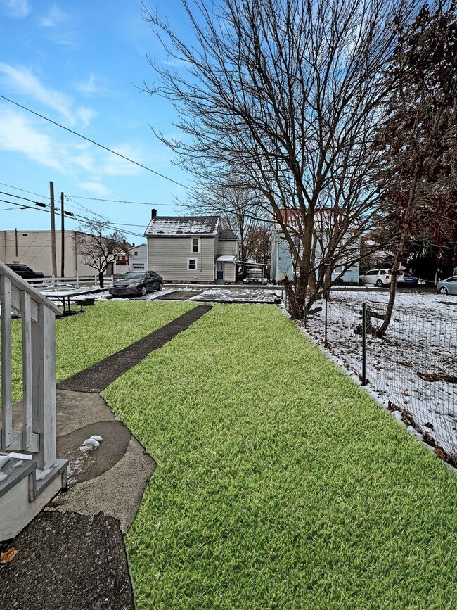 Building Photo - 323-325 Percy St