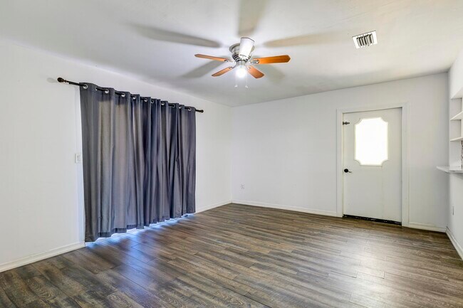 Building Photo - 280 NW Airoso Blvd
