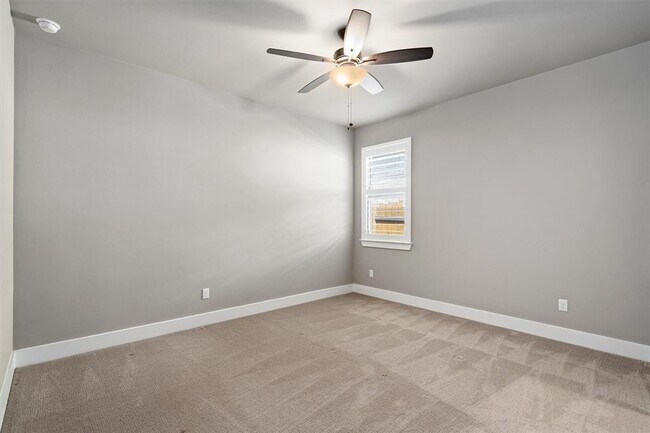 Building Photo - 904 Naranjo Dr
