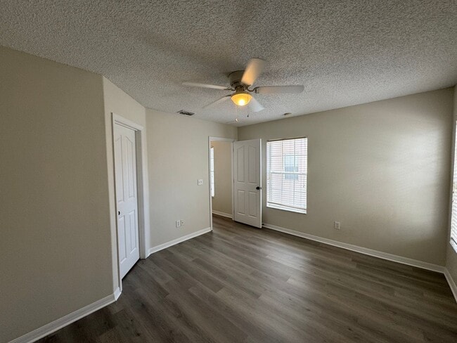 Building Photo - 3548 Peppervine Dr