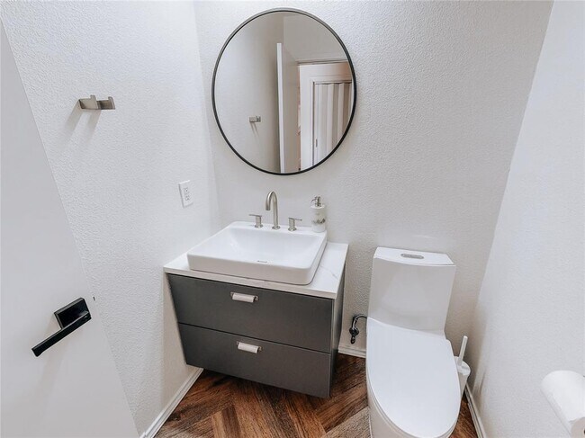 Building Photo - 2010 Carriage Club Dr