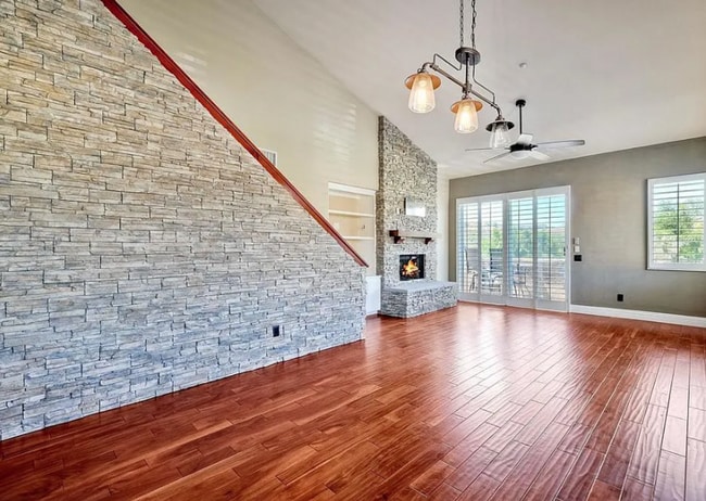 Building Photo - Three Story Townhome Overlooking Singing H...