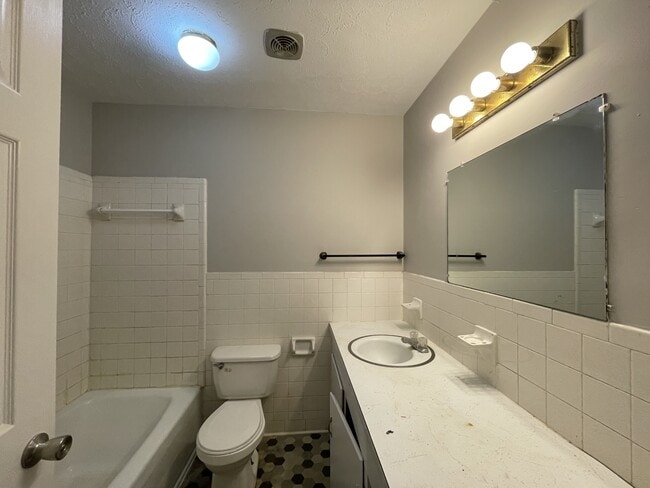 Building Photo - 156 Hilldale Ln